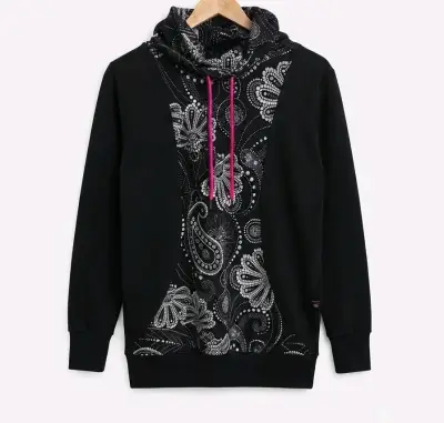 Polerón negro con diseño floral y capucha - miniatura 1