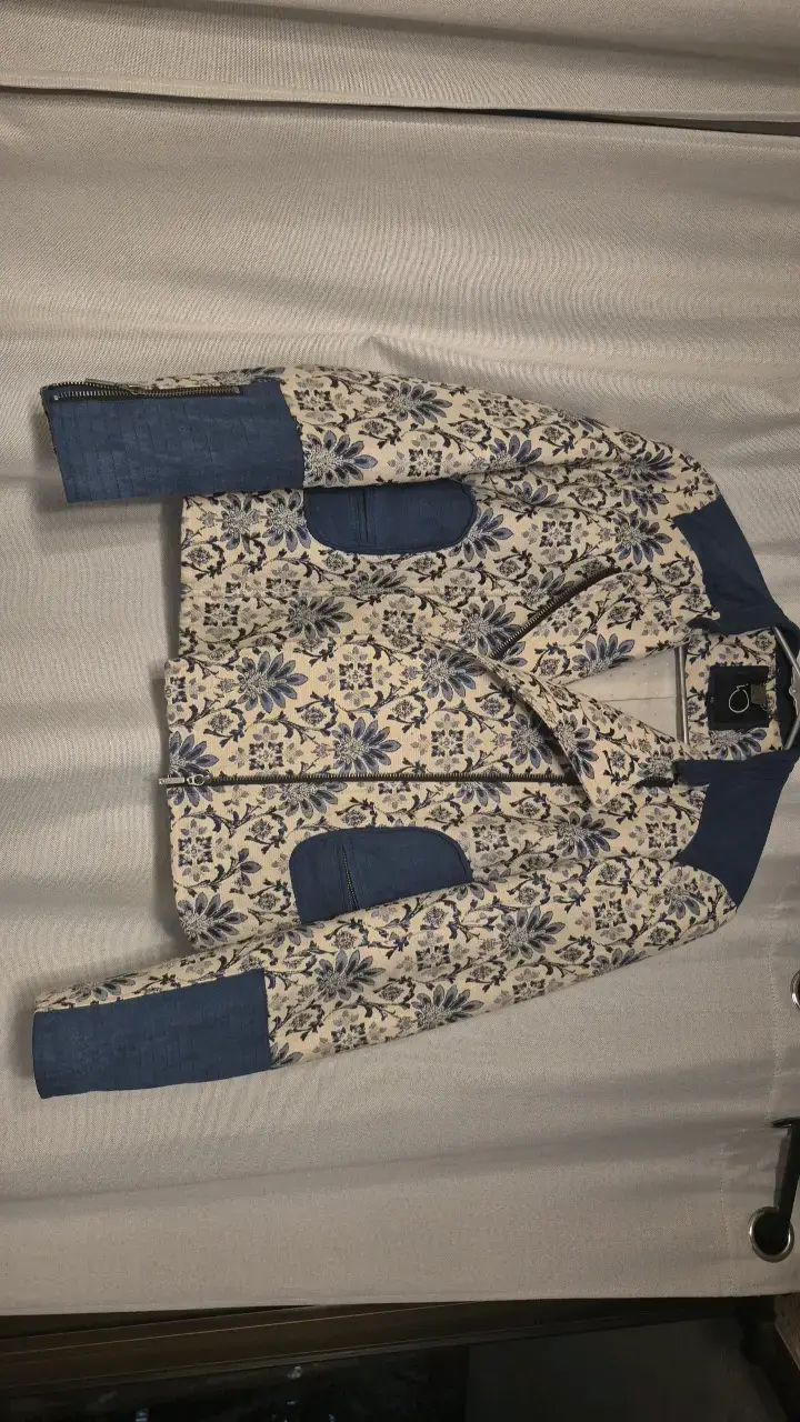 Chaqueta de mujer con estampado floral y detalles en denim - 1