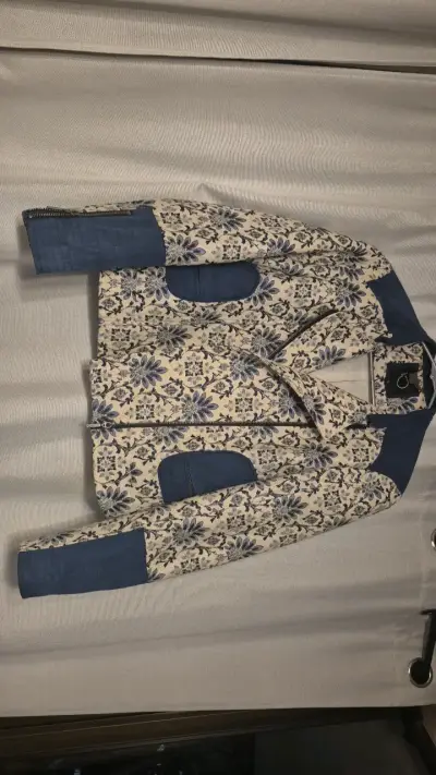 Chaqueta de mujer con estampado floral y detalles en denim - miniatura 1