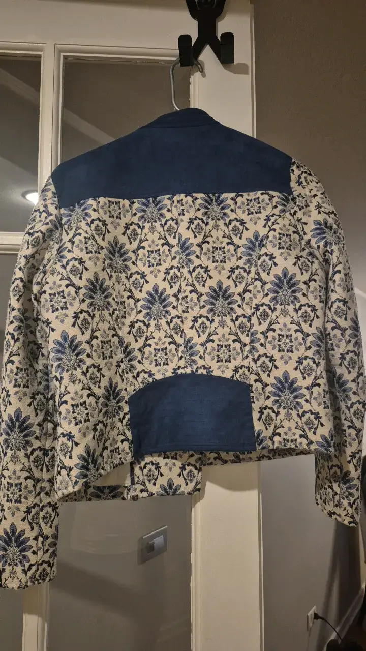 Chaqueta de mujer con estampado floral y detalles en denim - 2