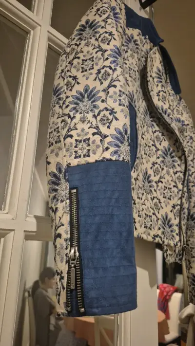 Chaqueta de mujer con estampado floral y detalles en denim - miniatura 3