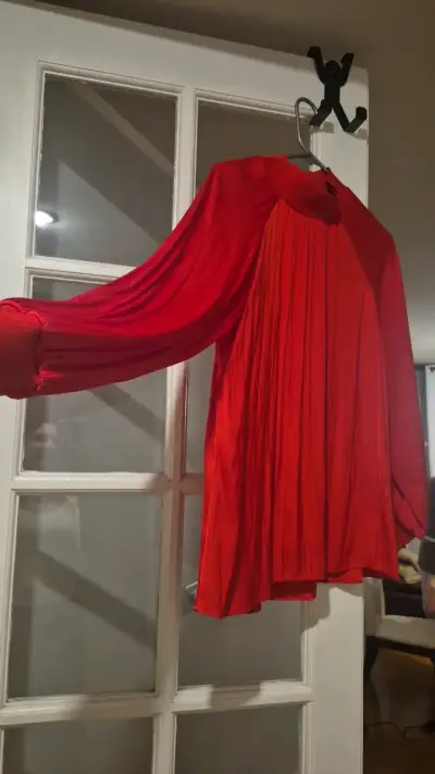 Blusa roja de manga larga elegante - miniatura 1