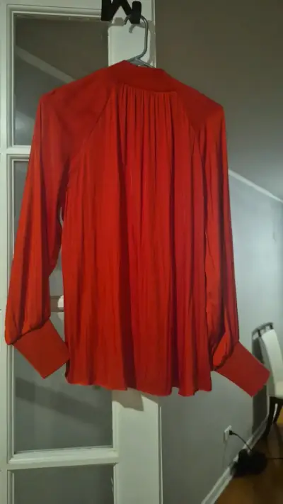Blusa roja de manga larga elegante - miniatura 2