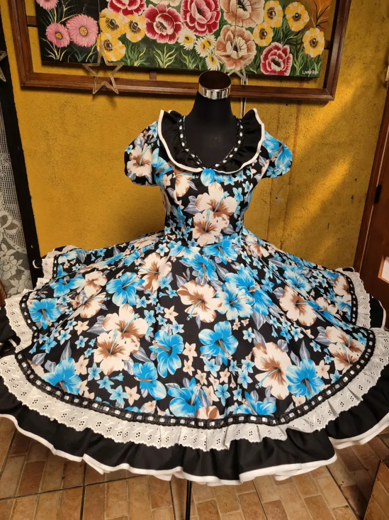 Vestido de baile folclórico con estampado floral