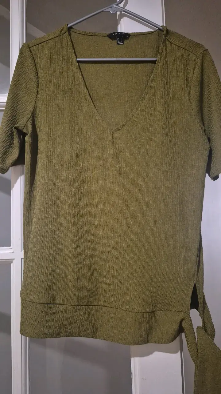 Polera verde oliva con diseño moderno - 1