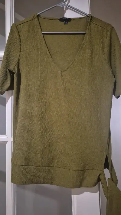 Polera verde oliva con diseño moderno - miniatura 1