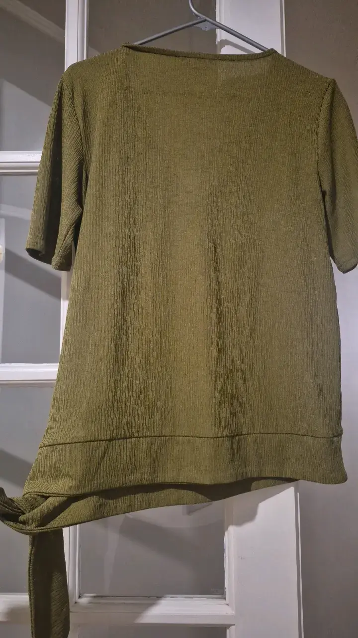 Polera verde oliva con diseño moderno - 2