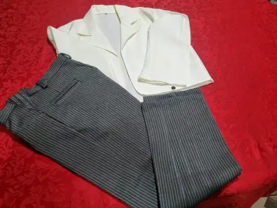 Conjunto de traje blanco con pantalón a rayas - miniatura 1