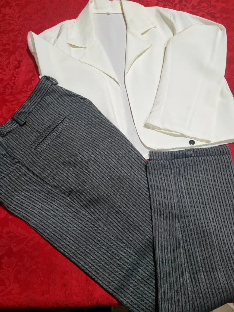 Conjunto de traje blanco con pantalón a rayas - 2