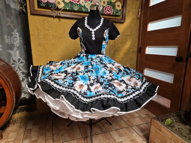 Vestido Folclórico Negro con Flores Azules