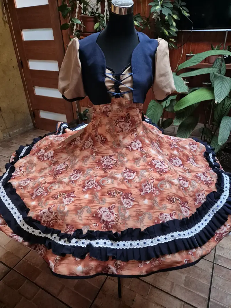 Vestido de huasa chilena con diseño floral