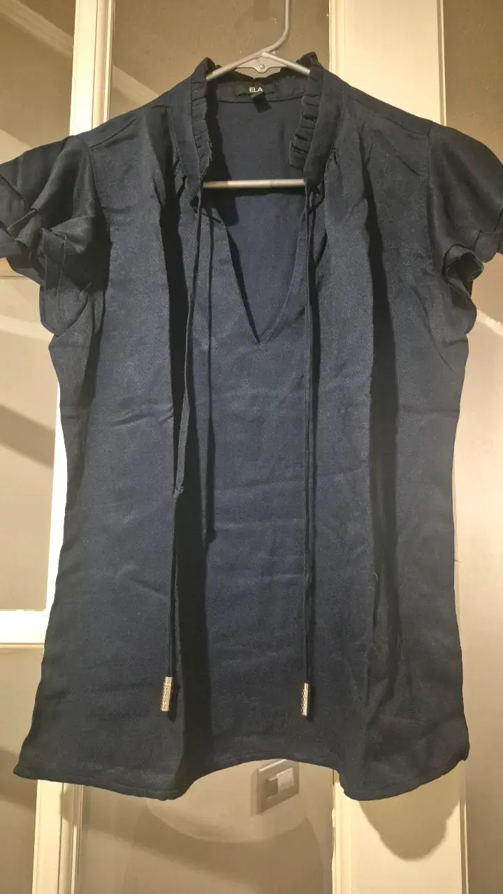 Blusa azul oscuro con detalles plisados - 1