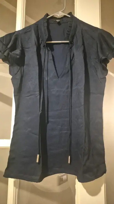 Blusa azul oscuro con detalles plisados - miniatura 1