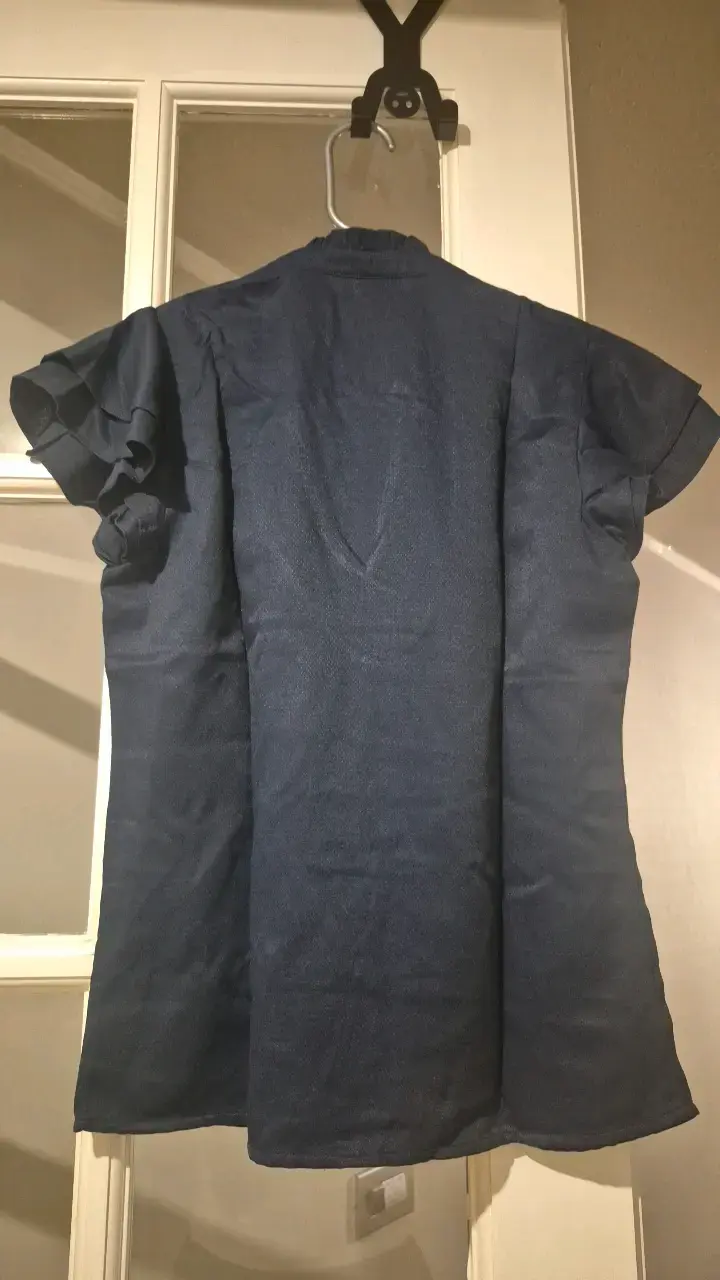 Blusa azul oscuro con detalles plisados - 2