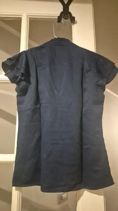 Blusa azul oscuro con detalles plisados - miniatura 2