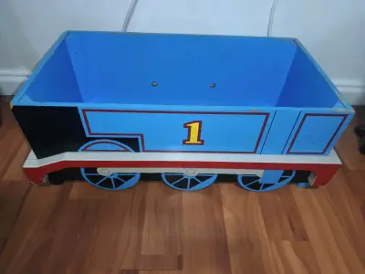 Baúl tren Thomas azul de madera - miniatura 2
