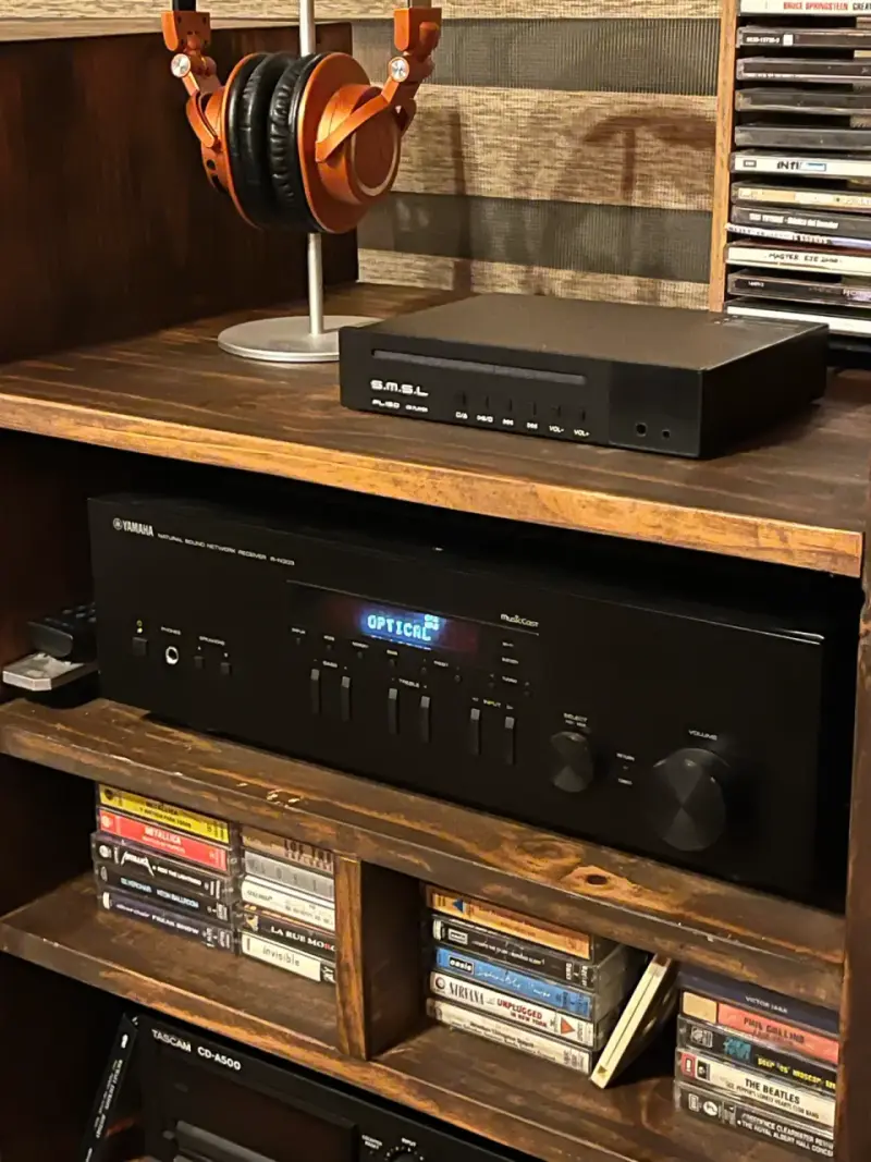 Receptor de Audio Yamaha R-N303 con Conectividad Óptica - 1