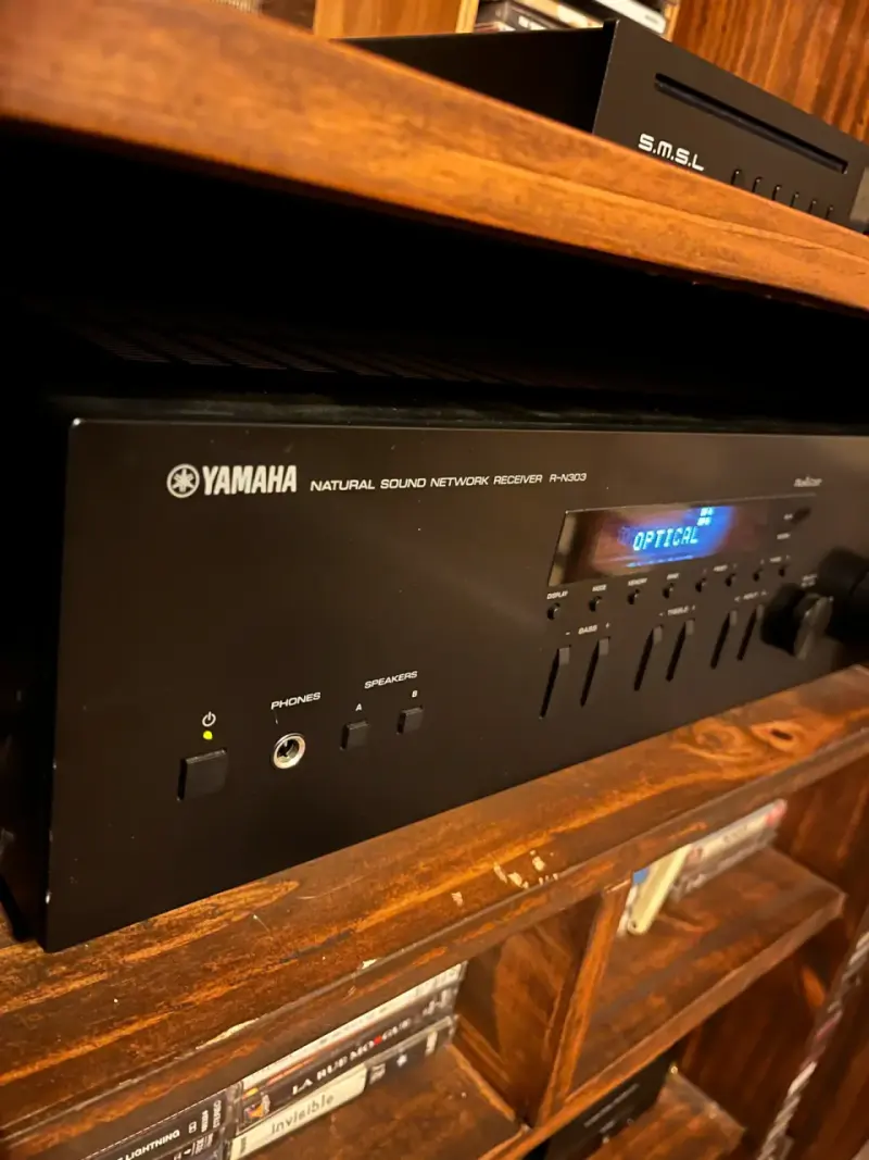 Receptor de Audio Yamaha R-N303 con Conectividad Óptica - 3
