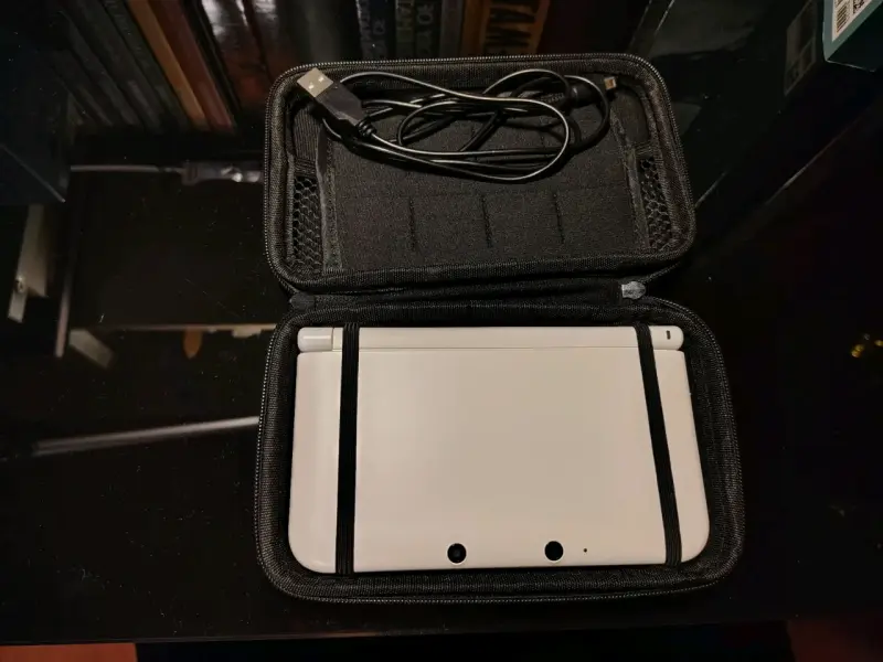 Consola Nintendo 3DS XL blanca con estuche - 1