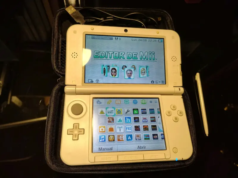 Consola Nintendo 3DS XL blanca con estuche - 2