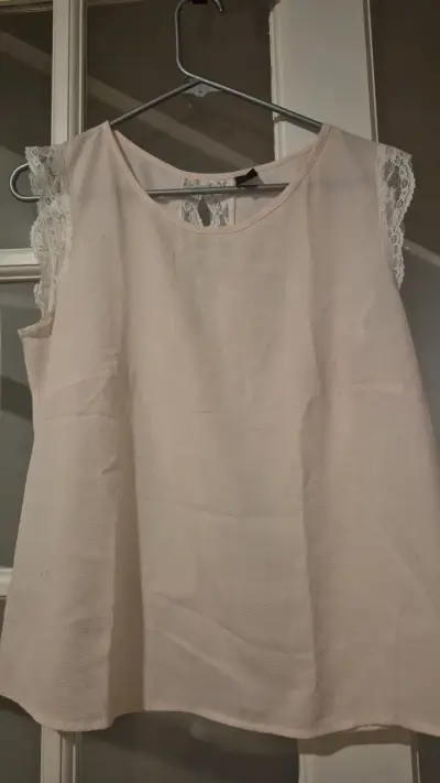 Blusa sin mangas con encaje beige - miniatura 1