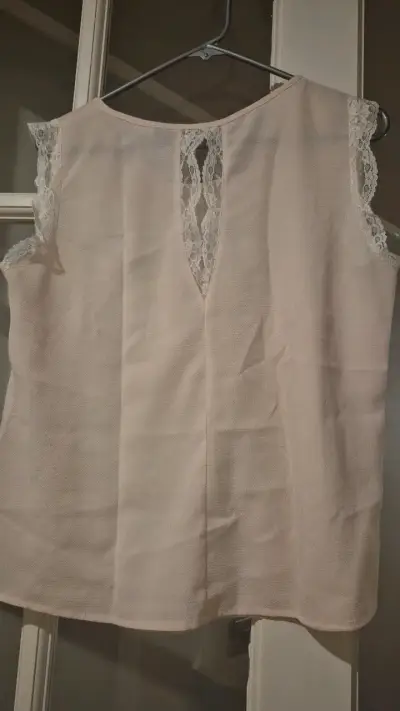 Blusa sin mangas con encaje beige - miniatura 2