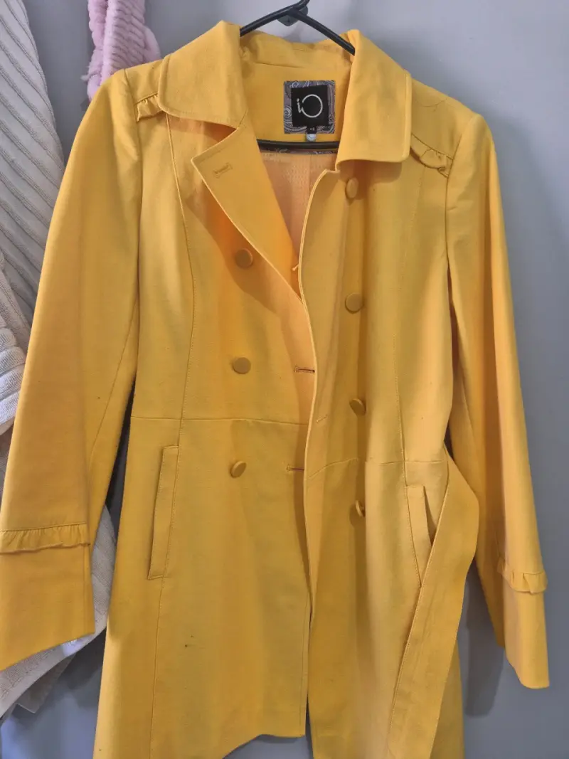Abrigo amarillo para mujer con cinturón - 1