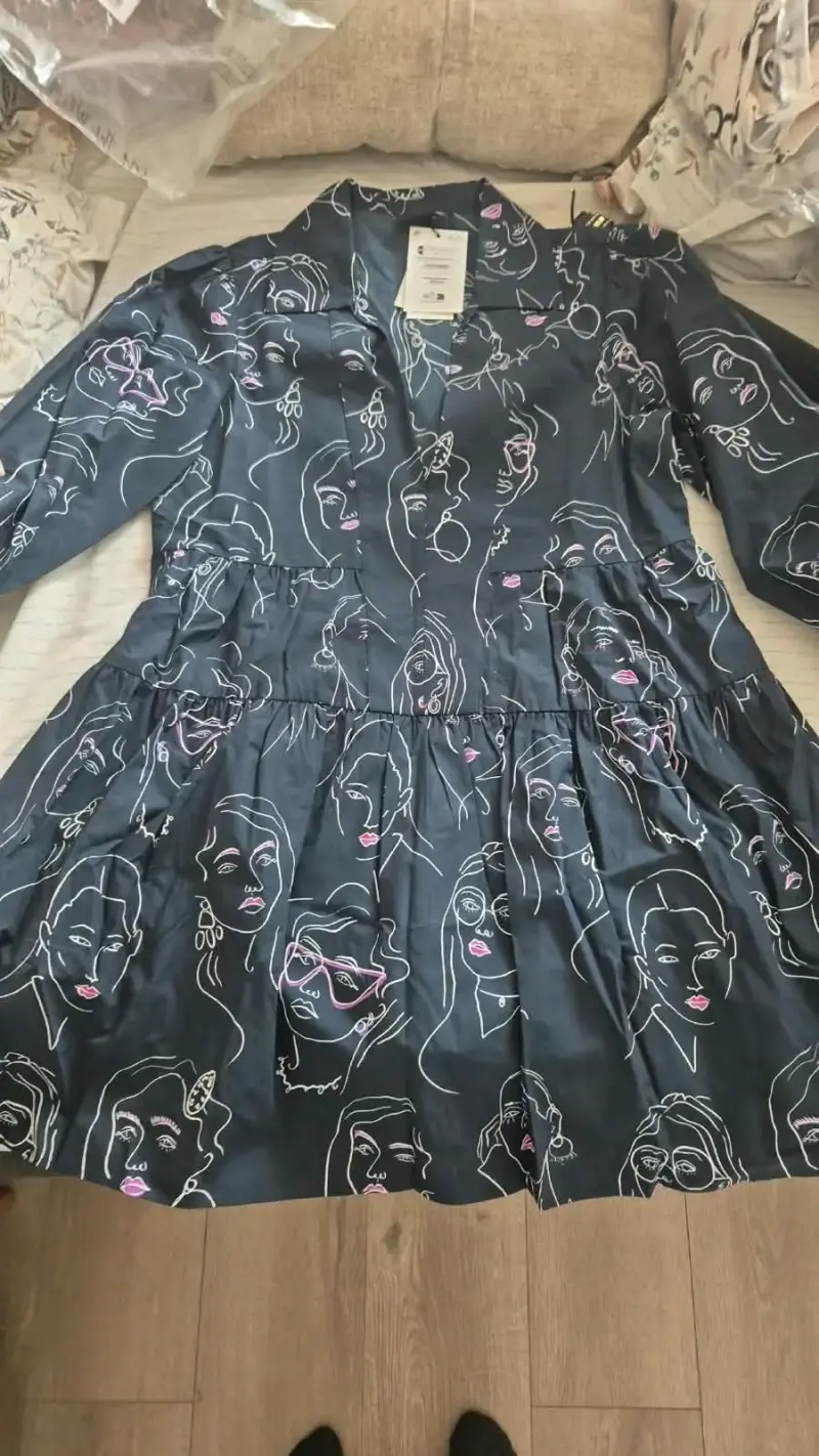 Vestido azul con estampado de rostros