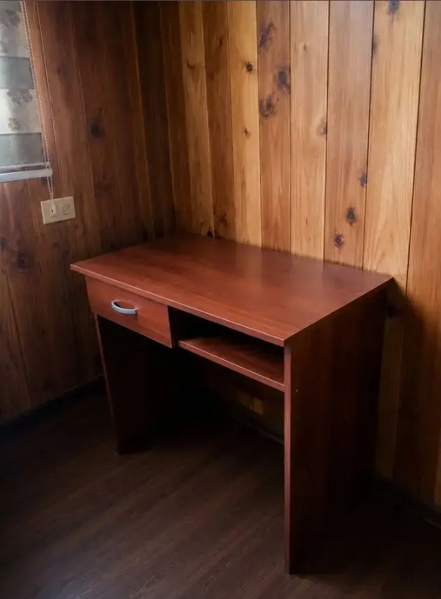 Escritorio de madera con cajón