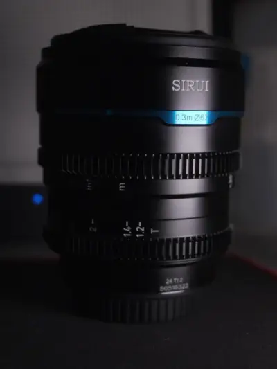 Lente Sirui 24mm T1.2 para Sony E - miniatura 1