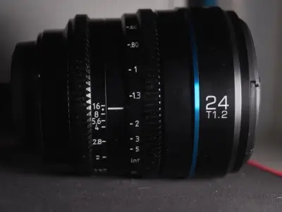 Lente Sirui 24mm T1.2 para Sony E - miniatura 2