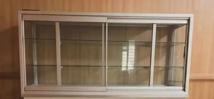 Vitrina de vidrio con puertas corredizas