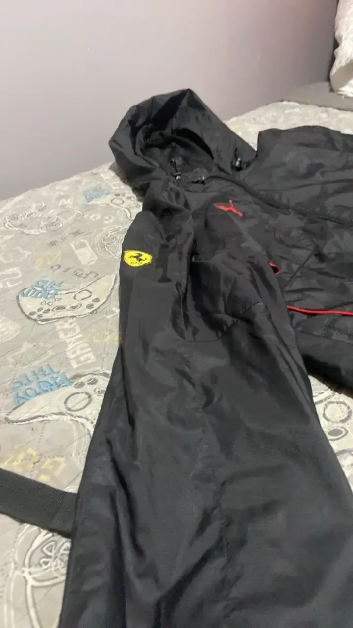 Chaqueta deportiva negra con capucha Ferrari - 2