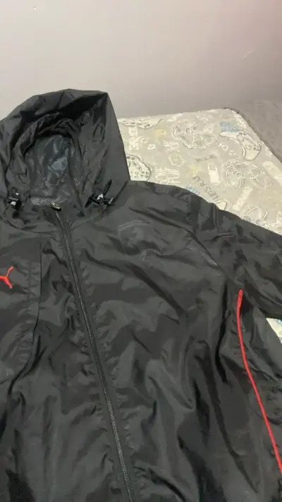 Chaqueta deportiva negra con capucha Ferrari - miniatura 4
