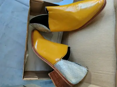 Zapatos de cuero rojo y amarillo con tacón - miniatura 2