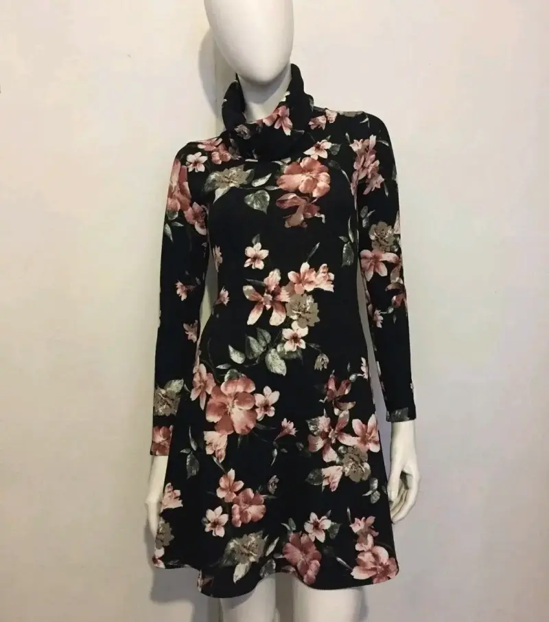 Vestido floral negro con cuello alto - 3