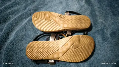 Sandalias planas negras talla 37 en buen estado - miniatura 4