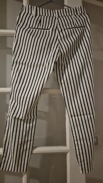 Pantalones a rayas blanco y negro para mujer - miniatura 2