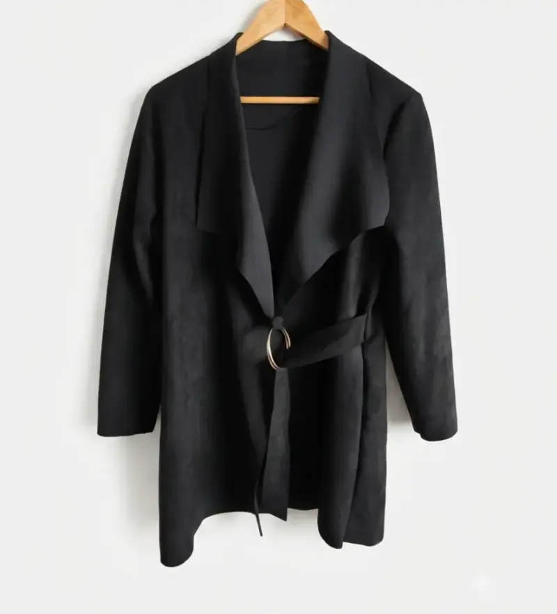 Trench negro con cinturón decorativo - 1