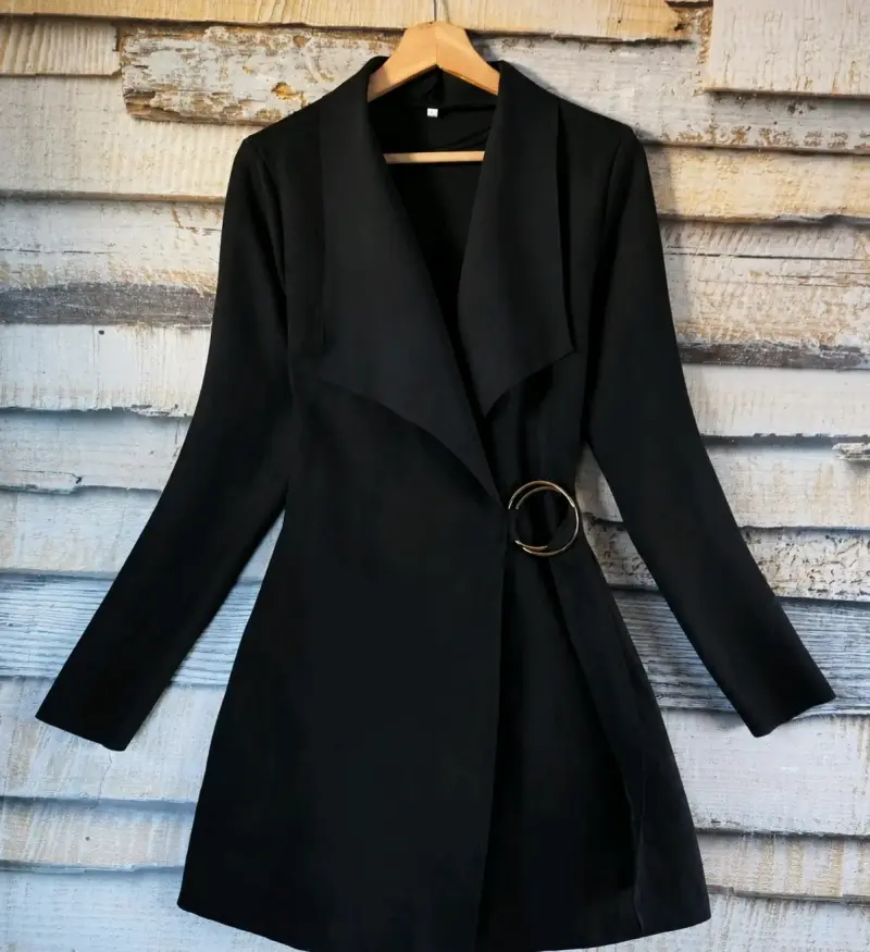 Trench negro con cinturón decorativo - 3