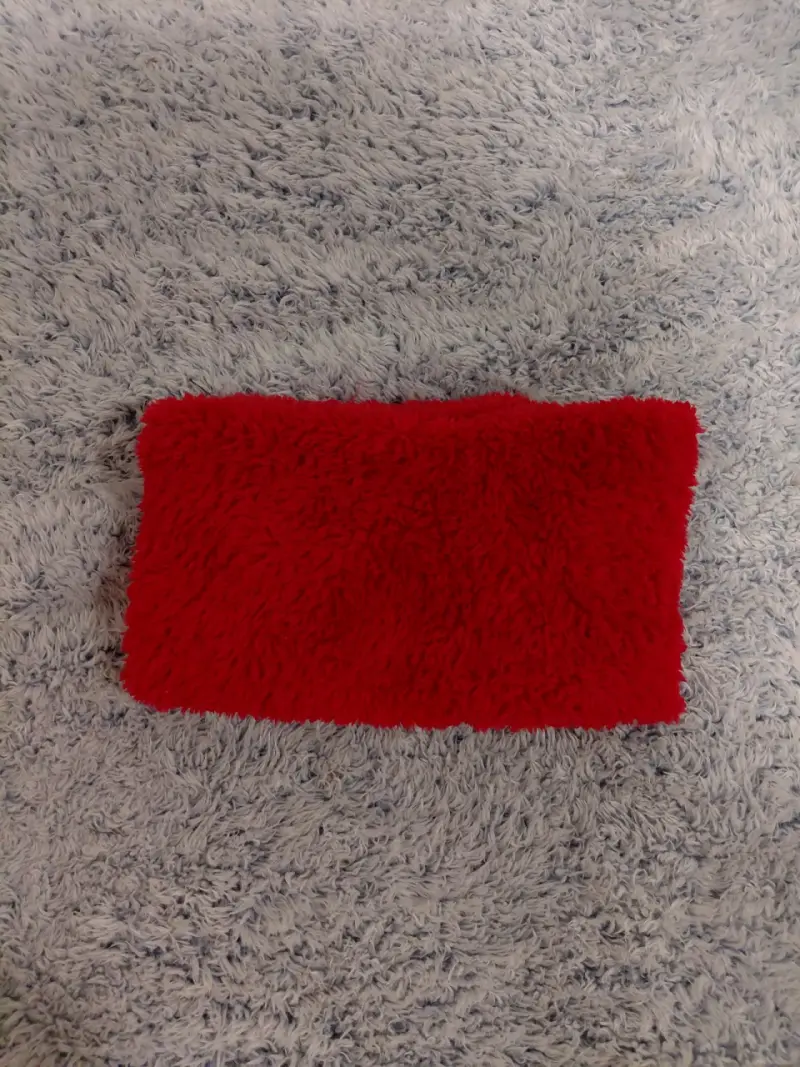Cuello peludo roja suave