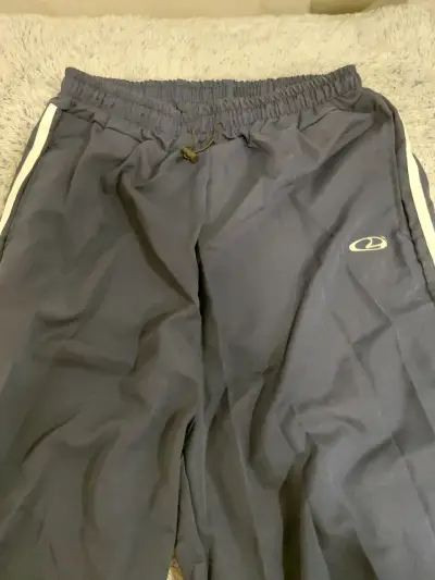 Pantalones deportivos azul marino con rayas baggy - miniatura 2