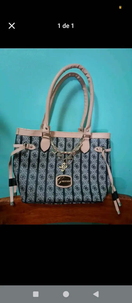 Cartera Guess con charms