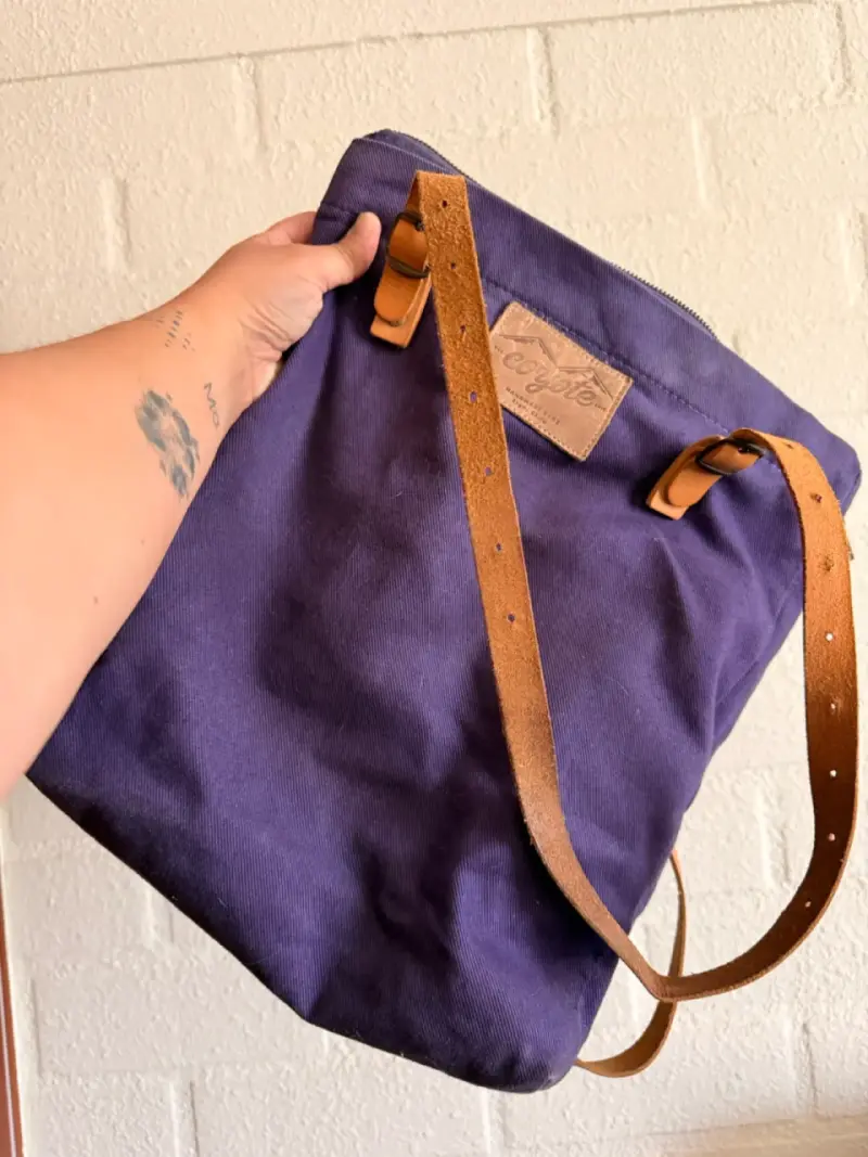 Bolso tote de lona morado con correas de cuero