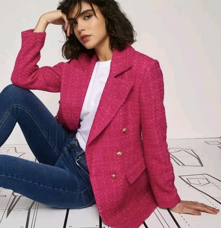 Blazer fucsia de lana con botones dorados - 3