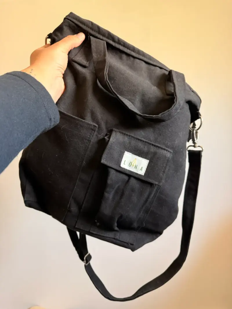 Bolso negro de lona con correa ajustable