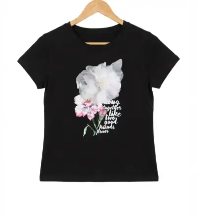 Polera negra con diseño floral y texto - miniatura 1