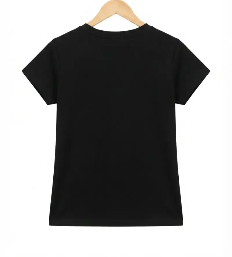 Polera negra con diseño floral y texto - 2
