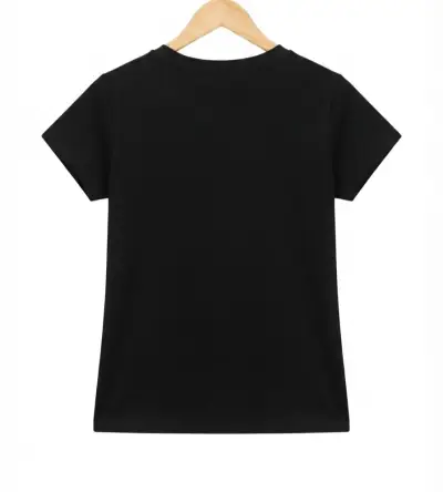 Polera negra con diseño floral y texto - miniatura 2