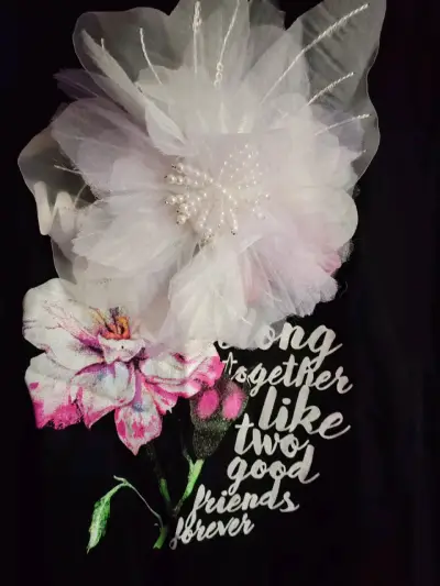Polera negra con diseño floral y texto - miniatura 3